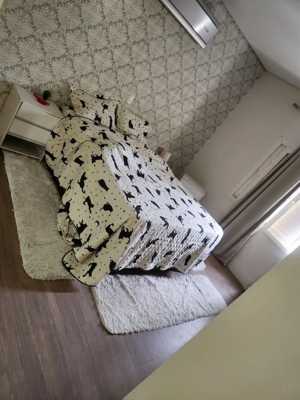 Cama box Queen, Box sem revestimento, com saia e dois criados