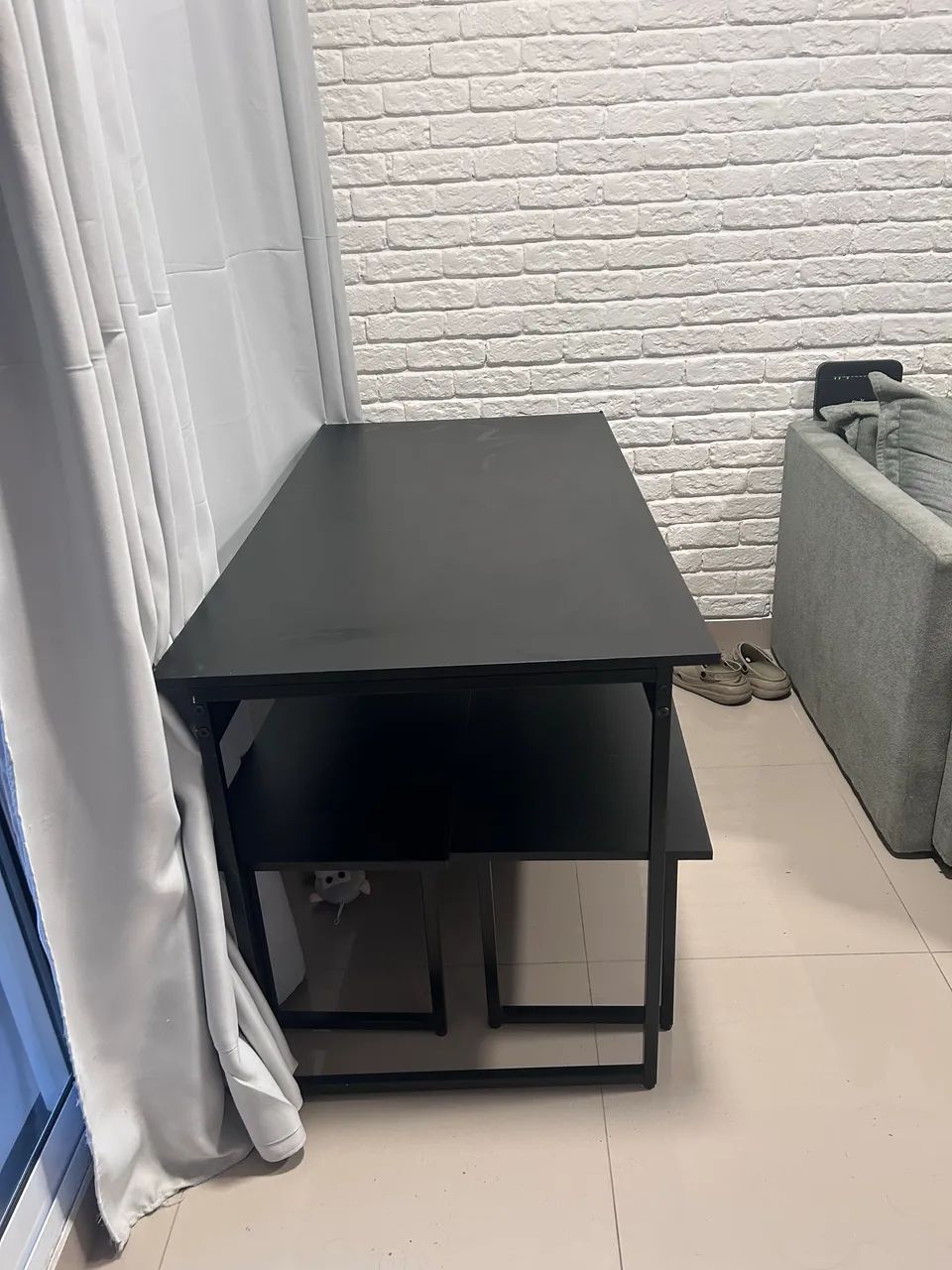 Mesa preta com dois bancos estilo industrial  - Foto 3