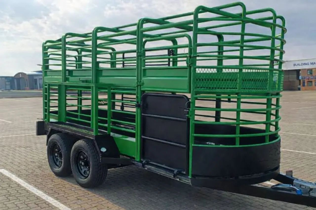 Trailer boiadeiro 4.5 mts carga reboque de carga - Foto 3