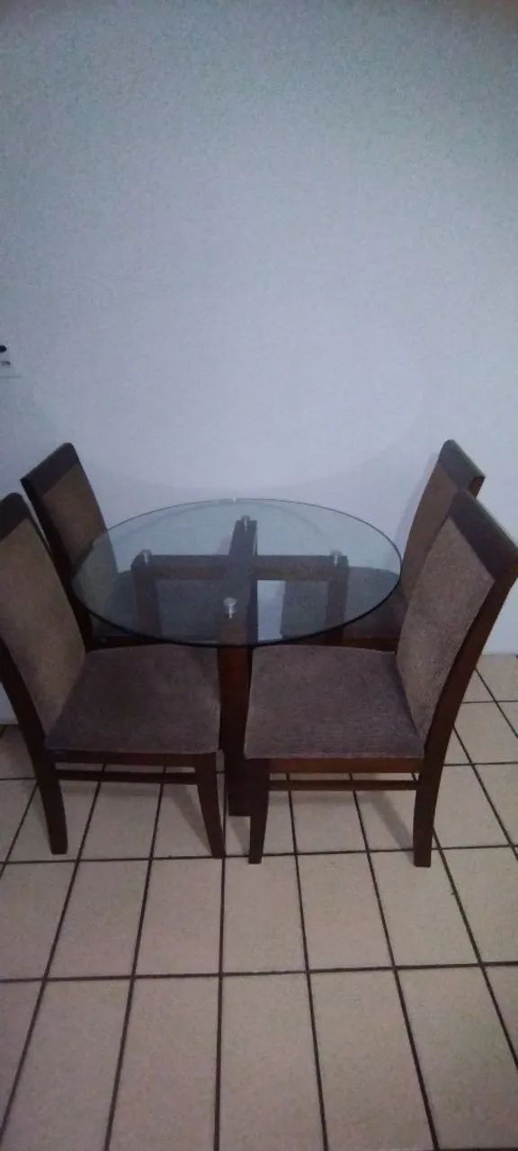 Mesa de madeira com tampo de vidro 