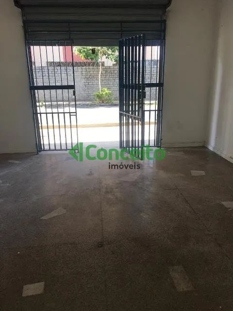 LOJA COM +/- 35 M² DE ÁREA, PISO EM GRANILITE E UM BANHEIRO.