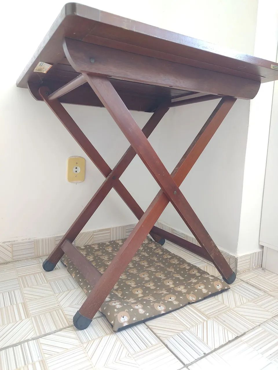 Mesa de madeira maciça Tramontina, bem conservada, serve tanto para uso interno como exter - Foto 2