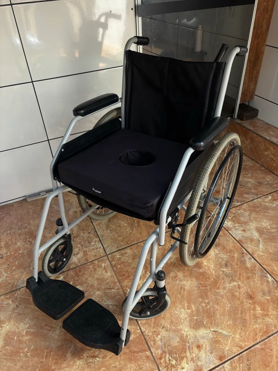 Cadeira de Rodas Semi nova sem detalhes
