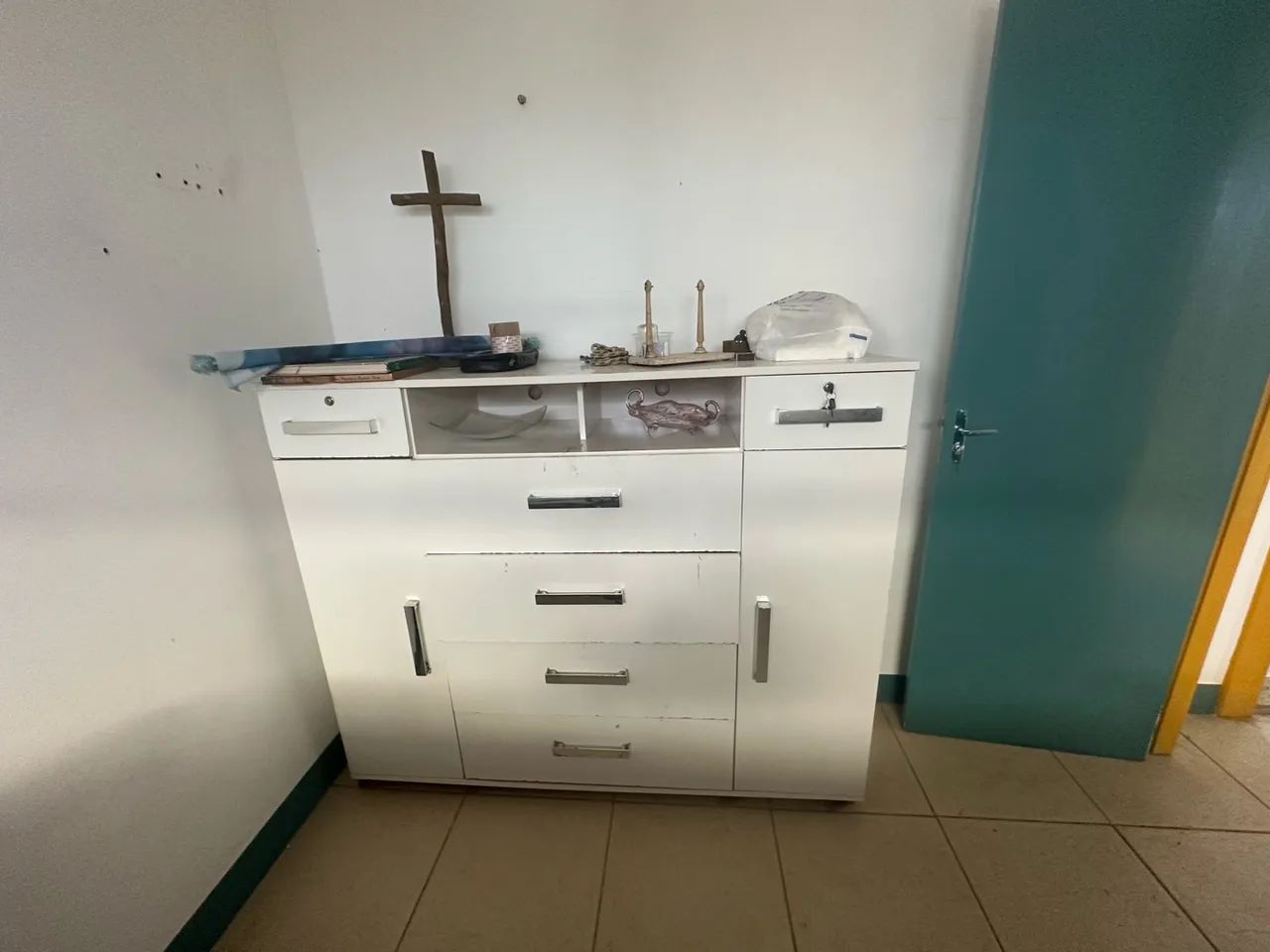 Cômoda branca.
