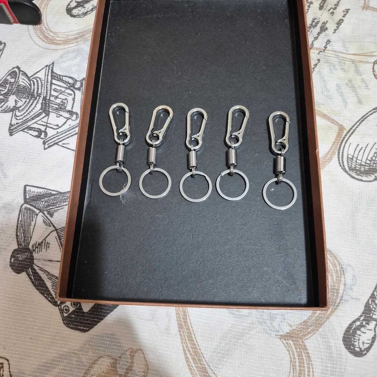 Chaveiro de metal com mosquetão com mola intermediária  - Foto 2