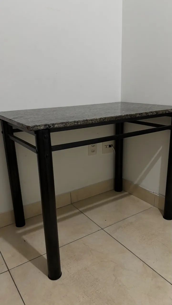 Mesa de mármore - quatro lugares 