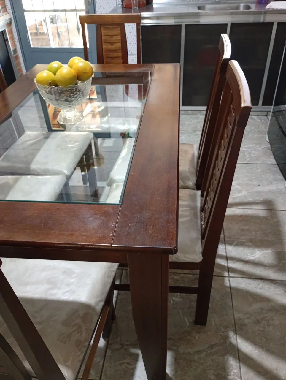 Mesa ,tampo de vidro com 6 cadeiras. - Foto 4
