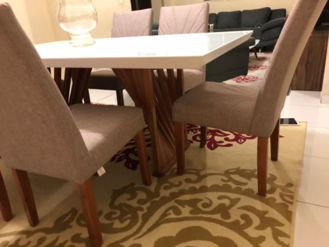 Mesa em laka branca e madeira maciça com console.