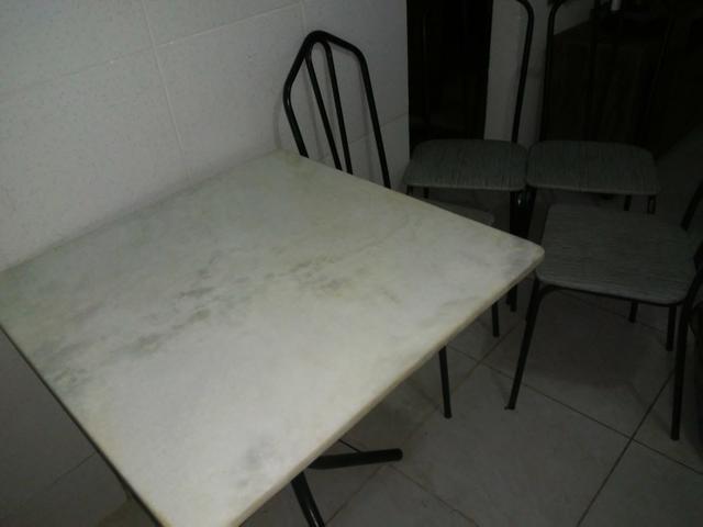 Mesa de marmory com 4 cadeiras - Foto 4