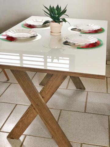 Mesa e aparador muito novo e lindo (sem as cadeiras