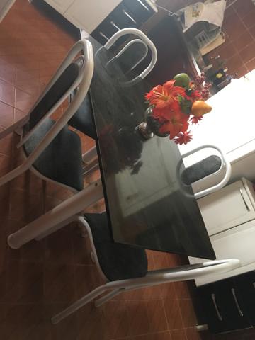 Mesa de mármore com 4 cadeiras semi nova