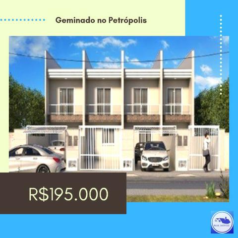 Geminado Tipo Sobrado em Rua Asfaltada no Bairro Petrópolis