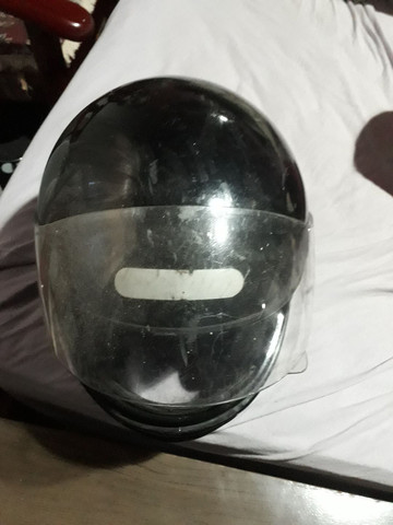 Capacete adulto preto.