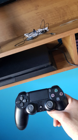 Playstation4 1Tera 4 meses de uso. - Foto 2