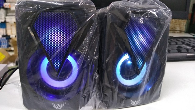 Caixa de som para pc celular ou laptop com iluminação retro 6W Rms - Foto 5