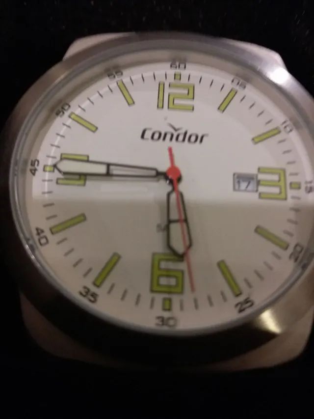 Relógio de pulso com fone na caixa