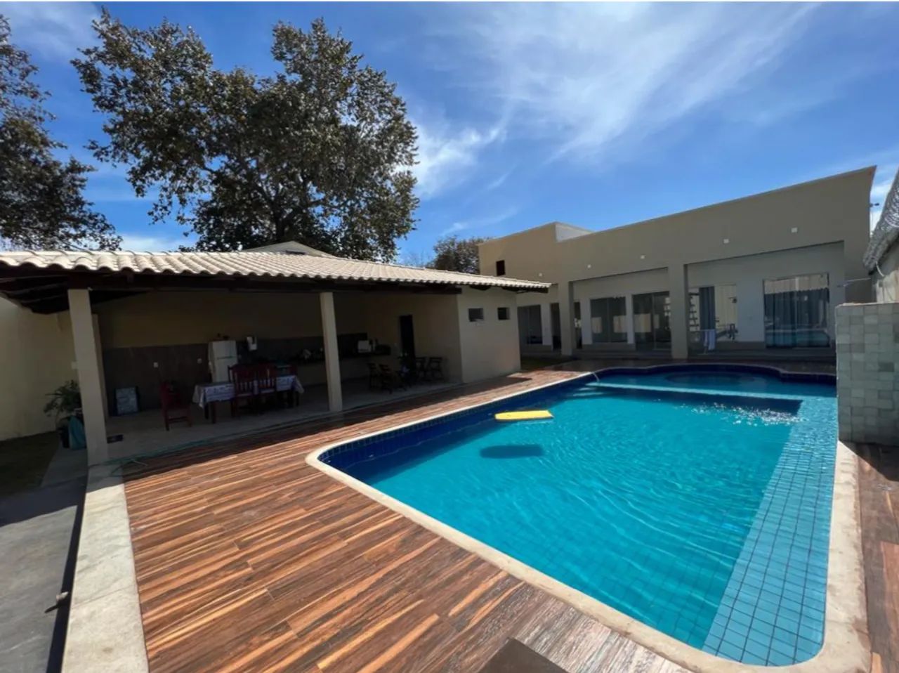 Alugo Casa com piscina e garagem coberta