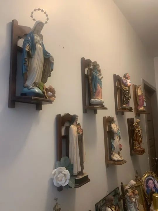 Diversas imagens em seus nichos em madeira .