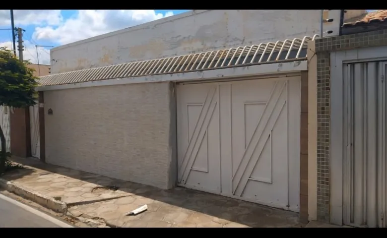 Casa com 4 Quartos, Ampla e Bem Localizada em Areia Branca