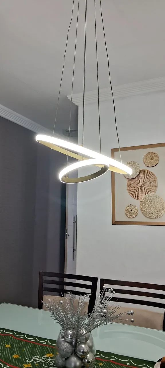 Lustre 3 fases de cores na iluminação 