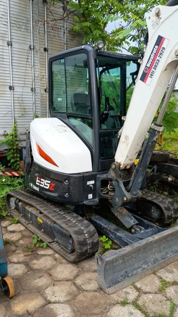 Miniescavadeira Bobbcat E35