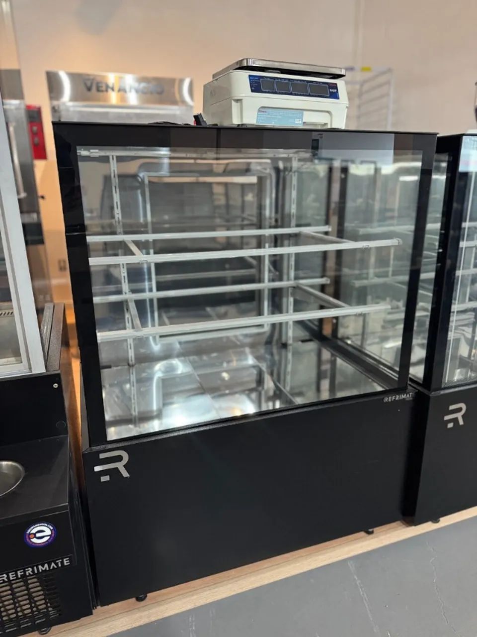 Vitrine neutra 1M com interno inox (alef)