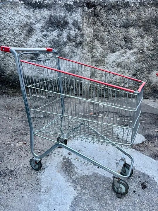 Carrinho de compras em ótimo estado, retirada em Madureira, não entrego. 