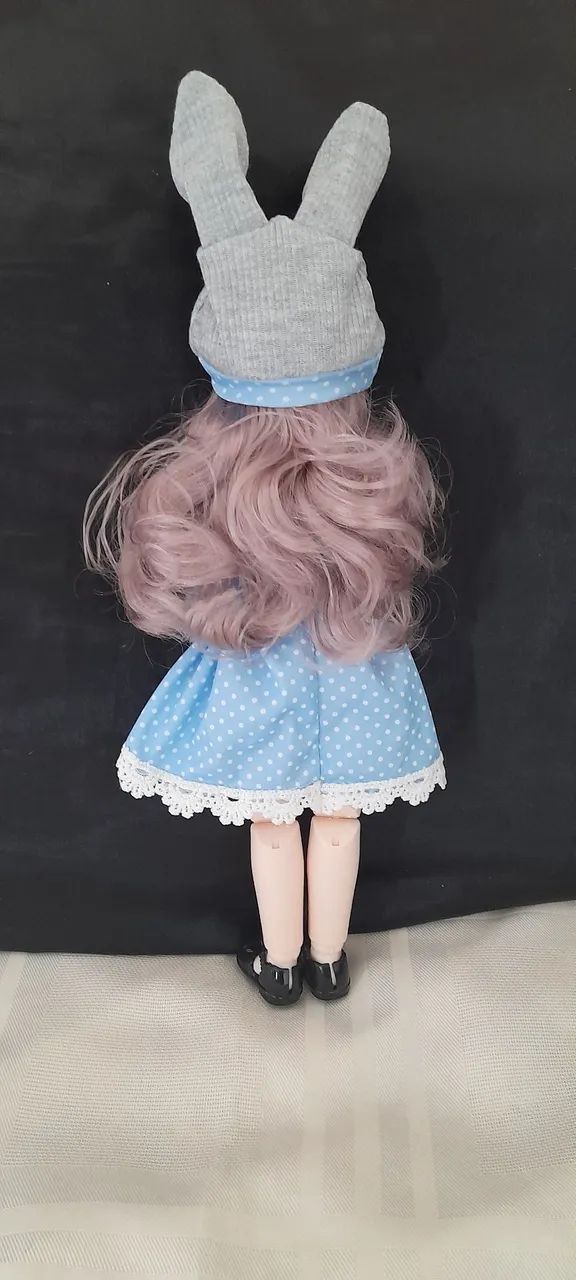 Linda boneca com roupa e chapéu de coelha - Foto 3