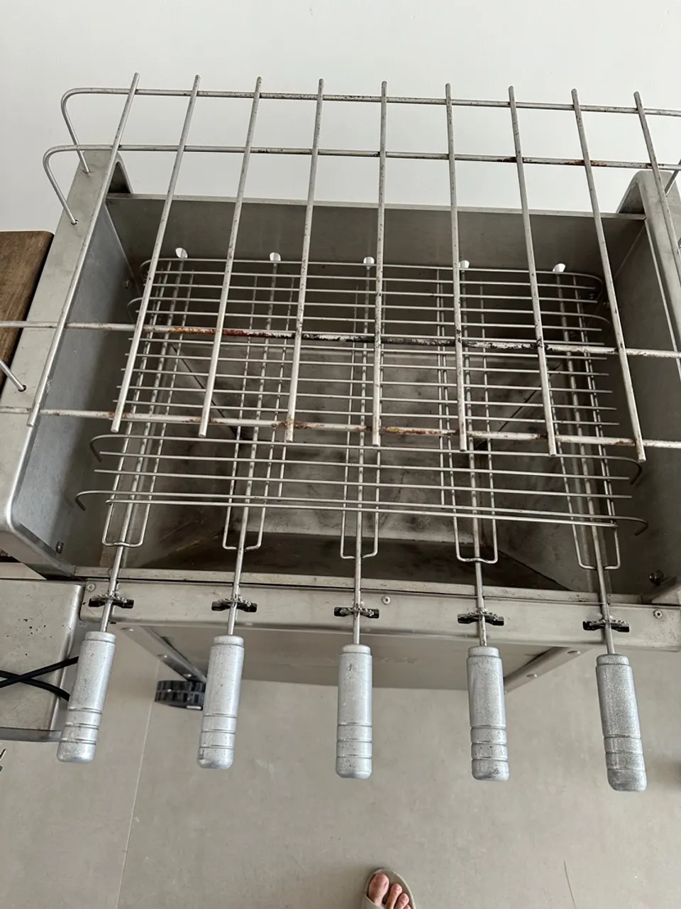 Churrasqueira de aço inox com espetos giratórios