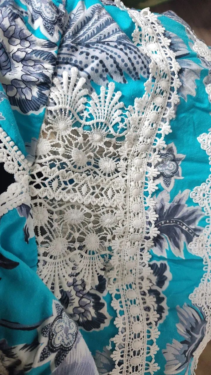 Vestido M Floral Turquesa com Detalhes em Renda - Foto 5