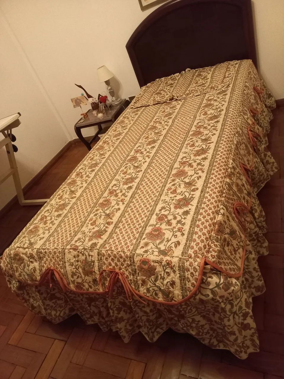 Cobre-leito de solteiro e porta travesseiro floral com babados