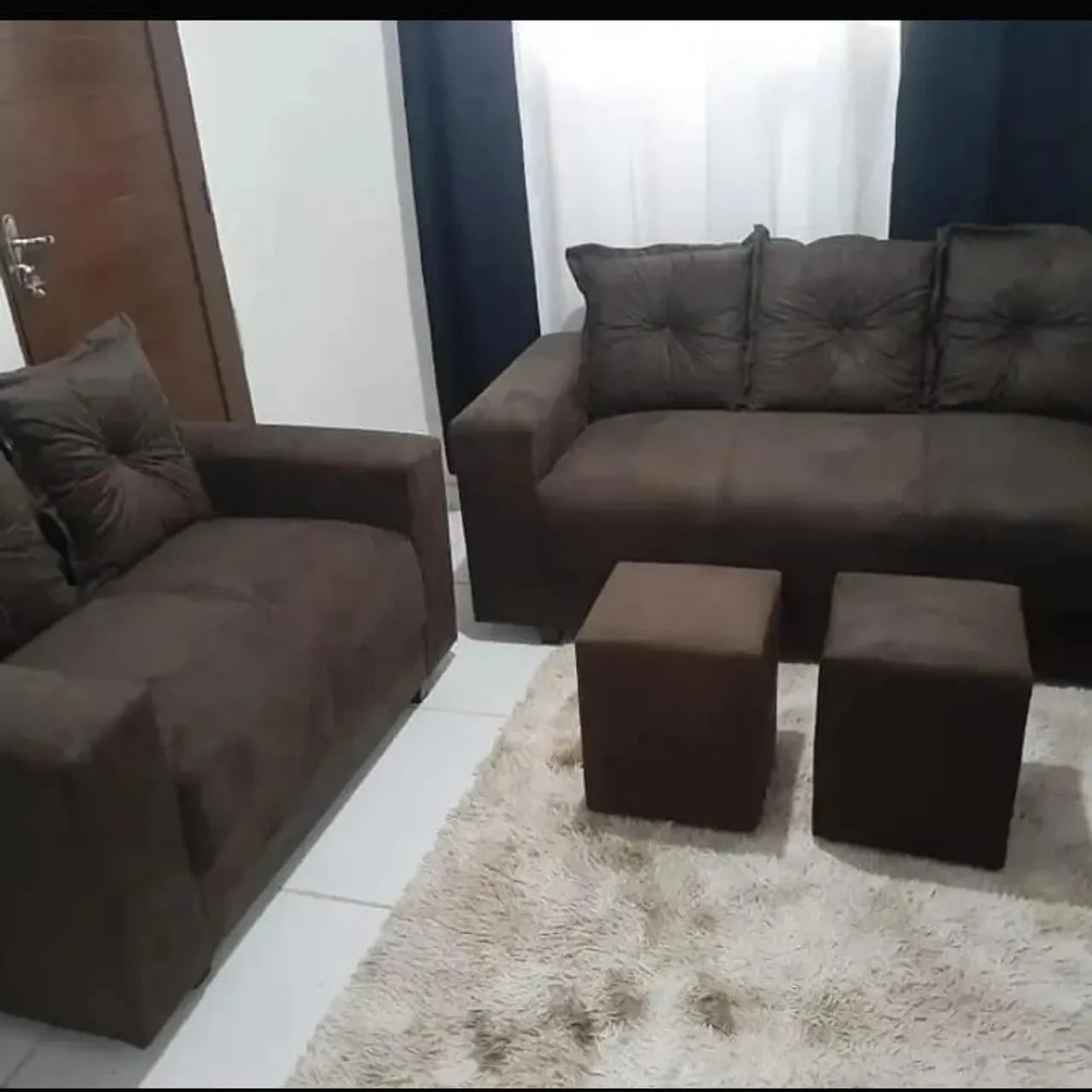 Sofá 3 e 2 Lugares acompanha 2 puffs 64308275954051122