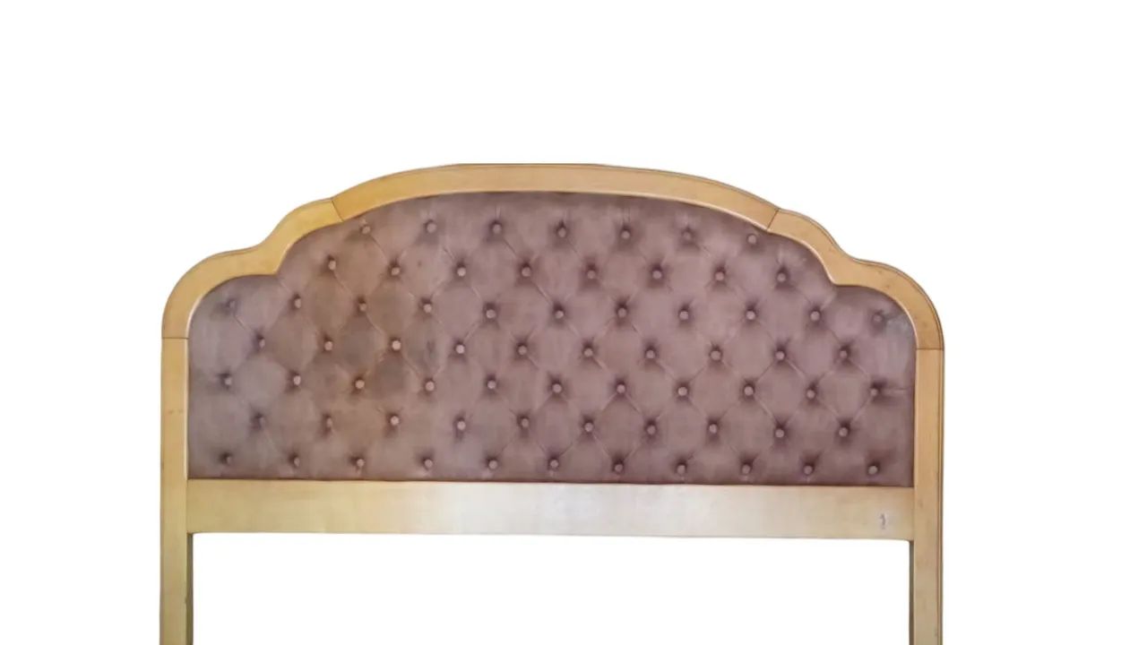 Cabeceira de Cama em Madeira com Detalhes em Capitonê