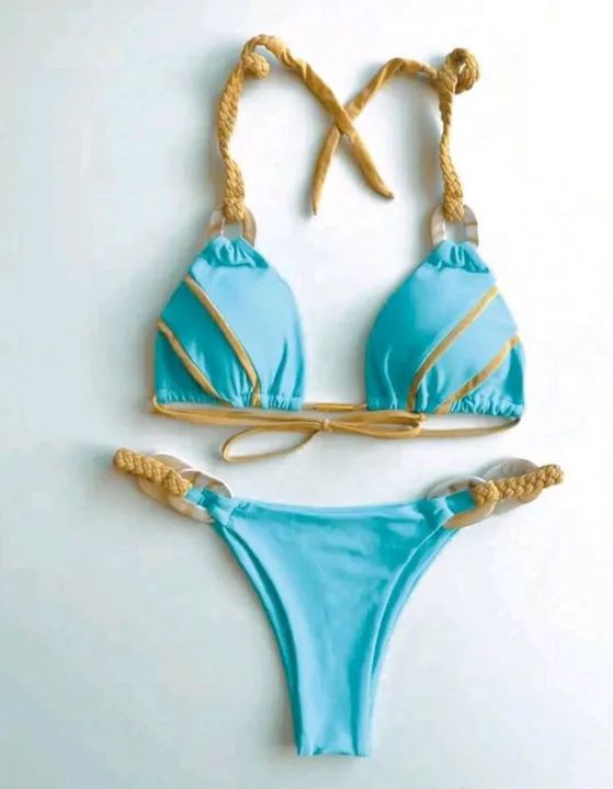 Biquíni azul com detalhes em dourado