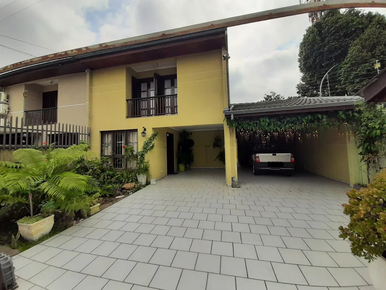 Sobrado no Capão Raso com 245m2, 4 dormitórios, 2 suítes
