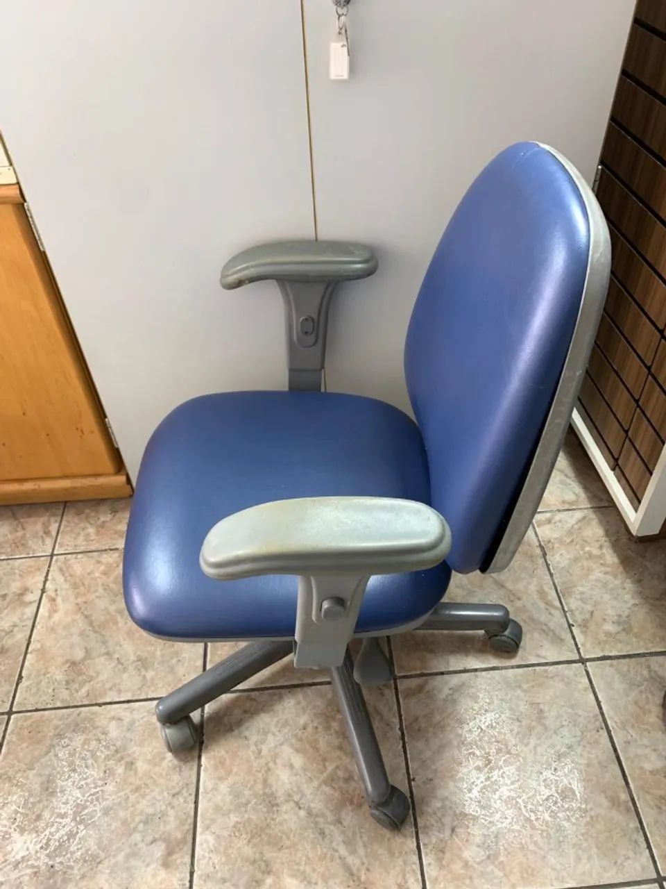 Cadeira Diretor Courvin / Escritório/ Estudo em casa/Recpão/ Costura / Sala de Reuniões - Foto 2
