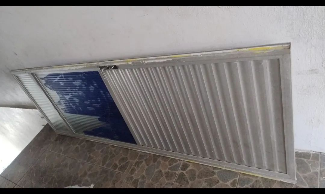 02 Porta de alumínio e um basculhante 80X80