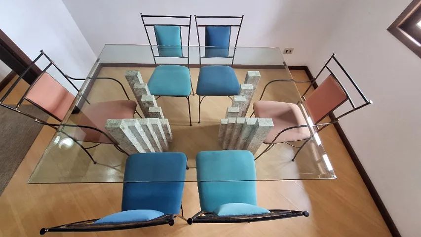 MESA DE JANTAR EM VIDRO TEMPERADO, BASE DE MÁRMORE E CADEIRAS (6 lugares) - Foto 2