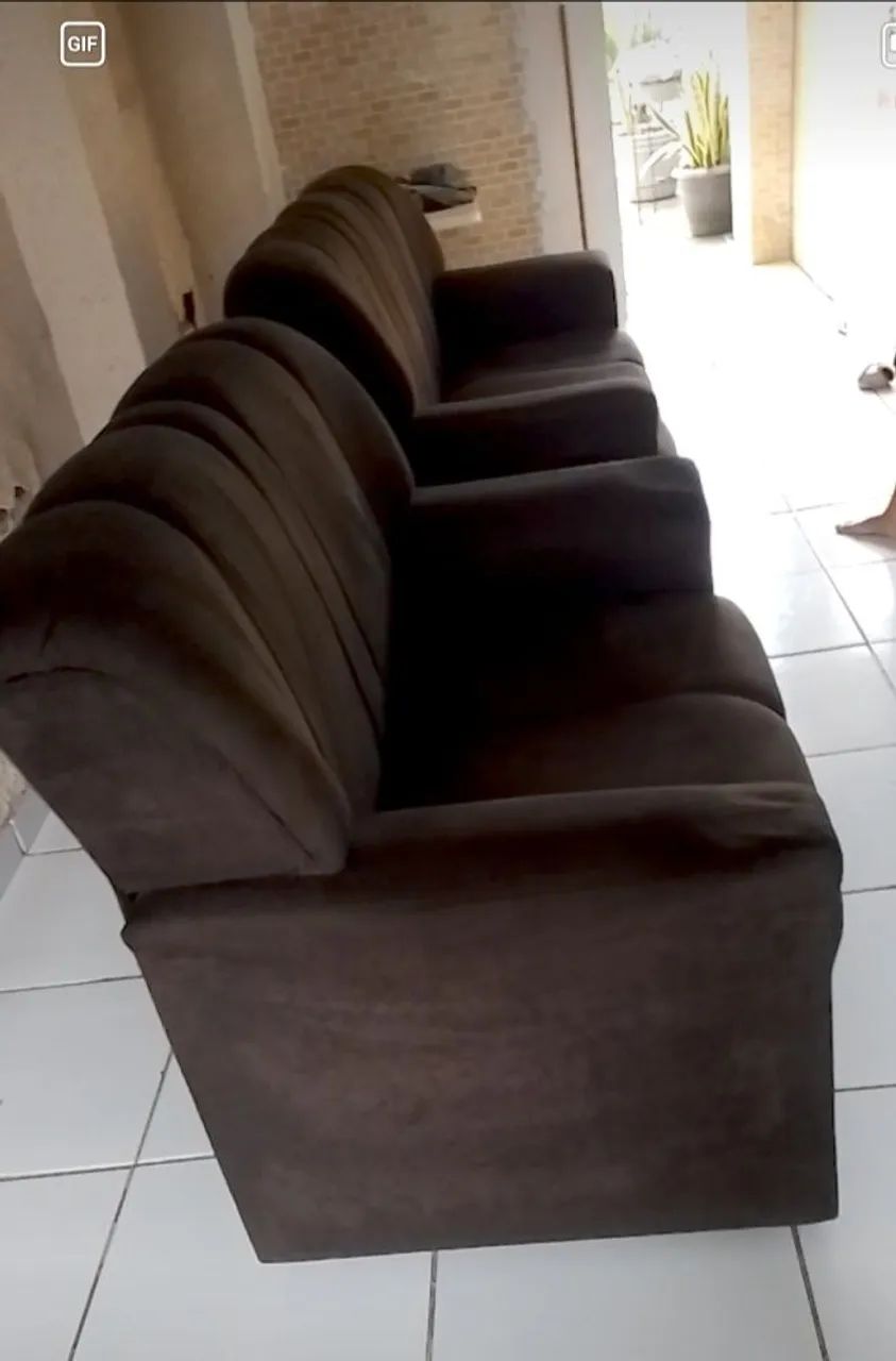 Conjunto de sofás 2 e 3 lugares.