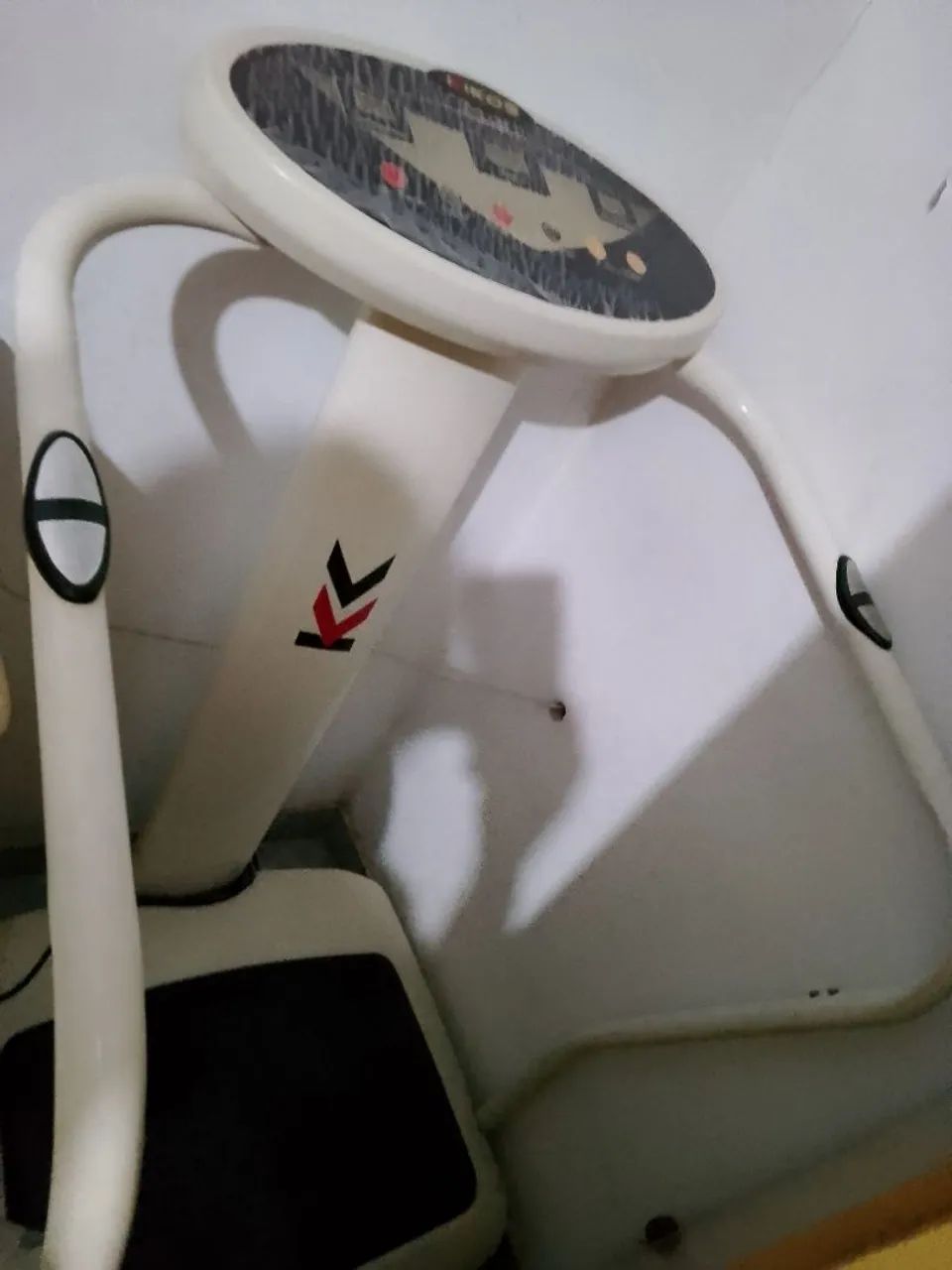 Plataforma vibratória para exercícios físicos.