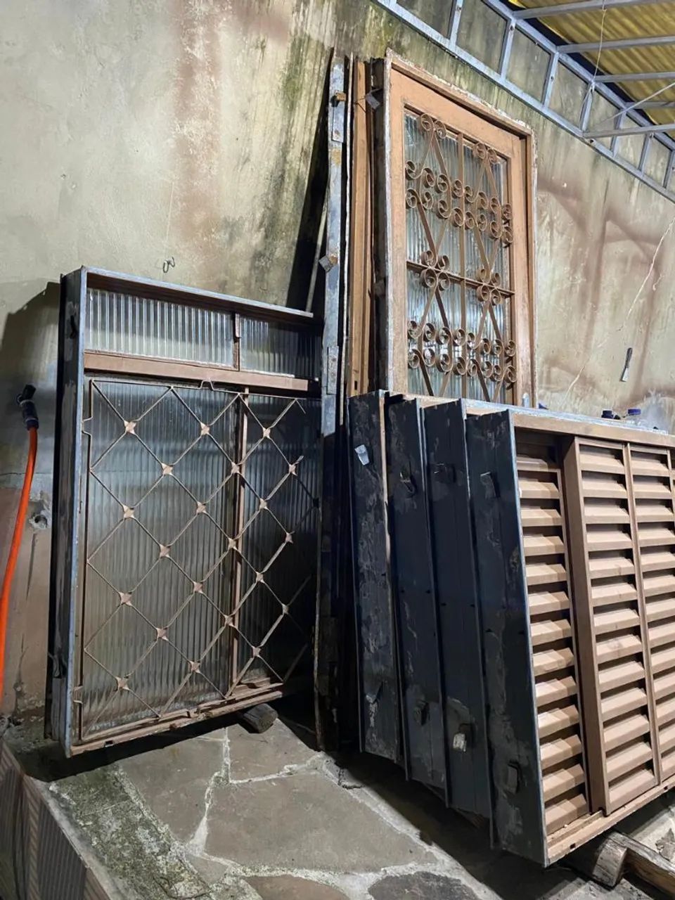 PORTAS E JANELAS DE FERRO - Aberturas para  casa completa