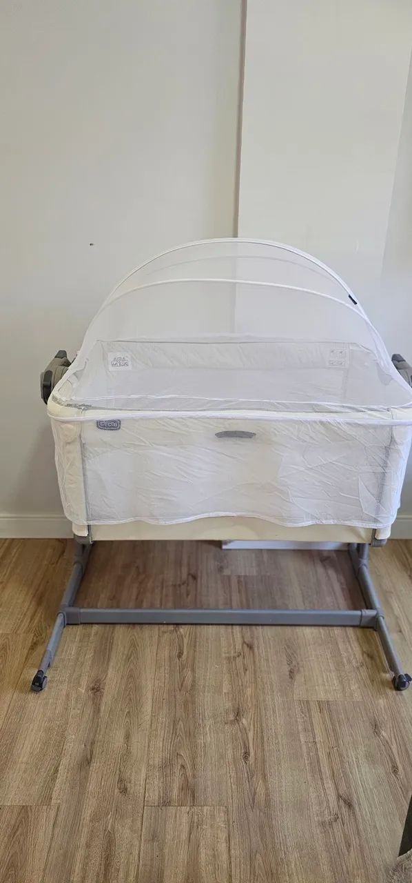 Berço portátil com mosquiteiro