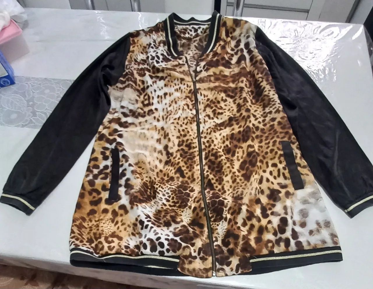 Jaqueta Animal Print com Mangas Pretas