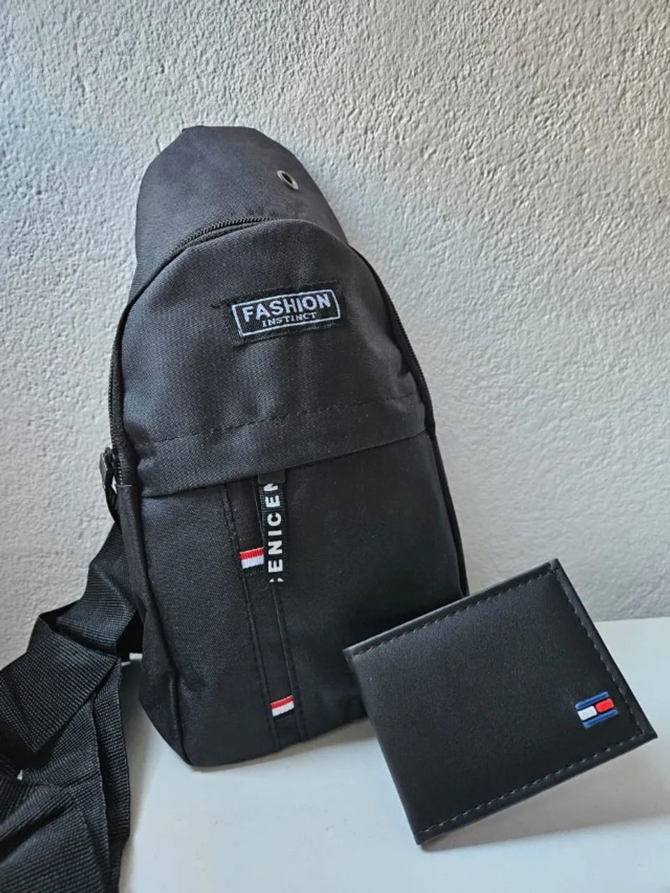 Mochila de Ombro Preta e carteira masculina