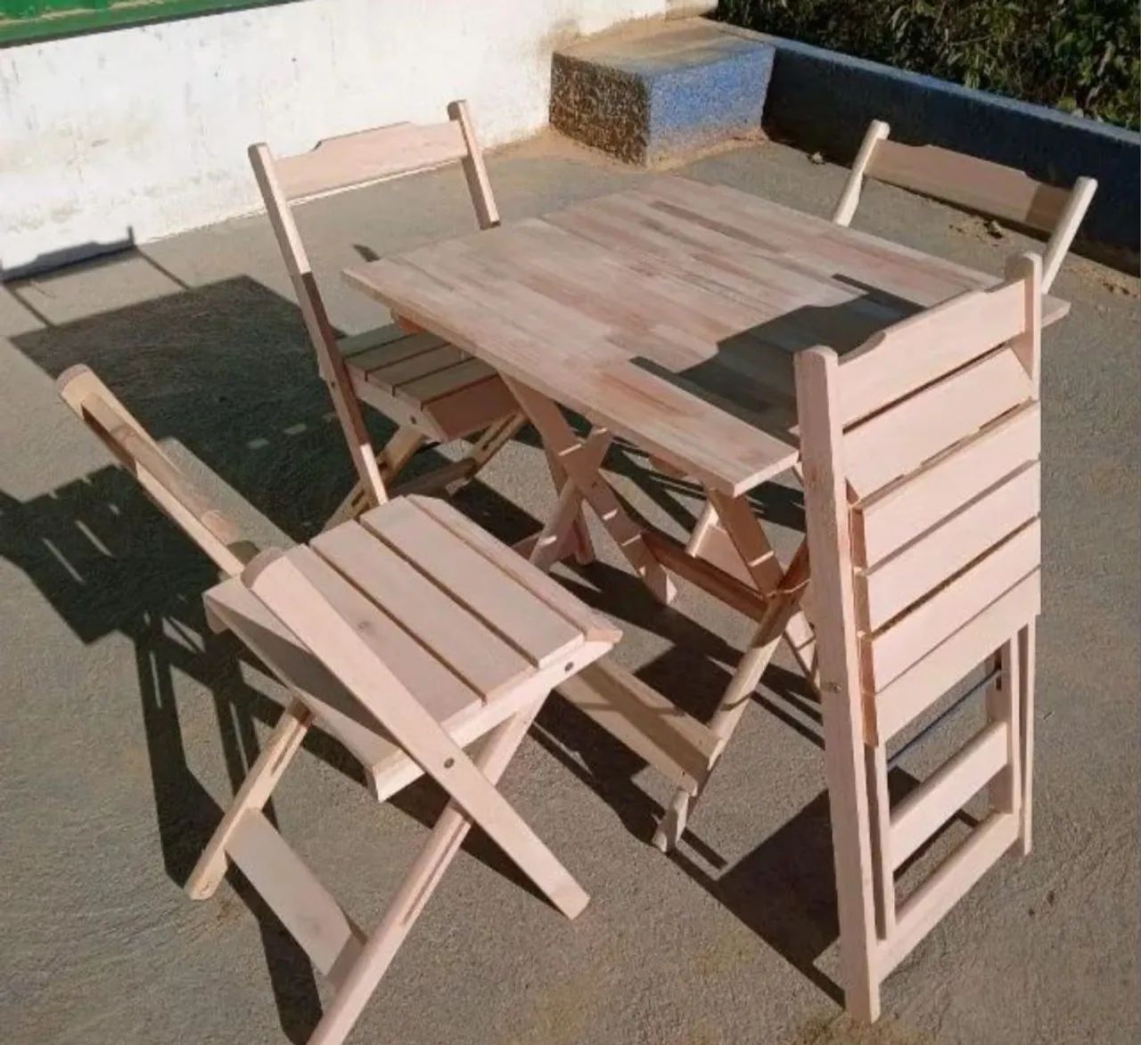 Mesa dobrável eucalipto reforçado com 4 cadeiras  - Foto 3