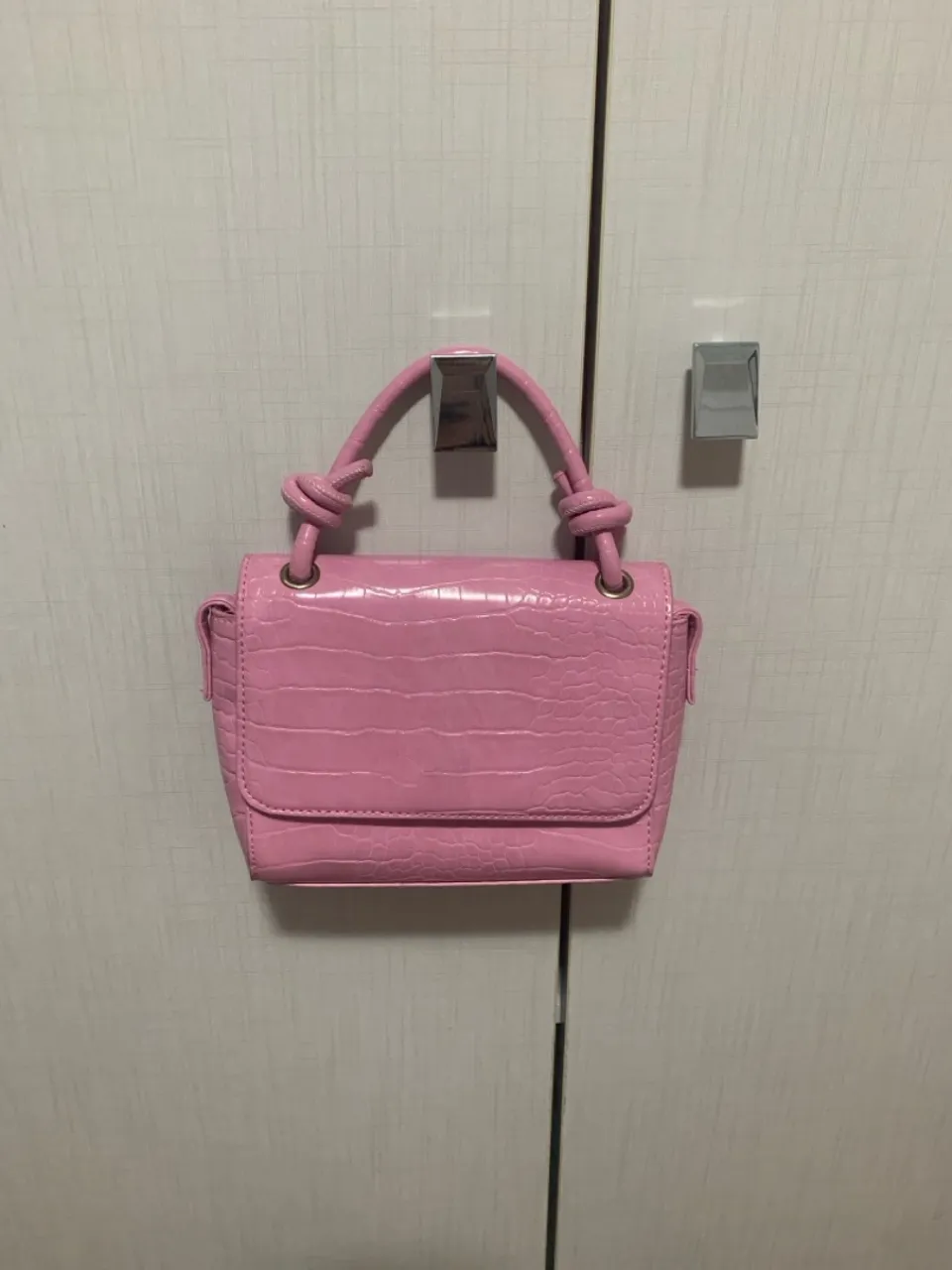 Bolsa de Mão Rosa Croco com Detalhes