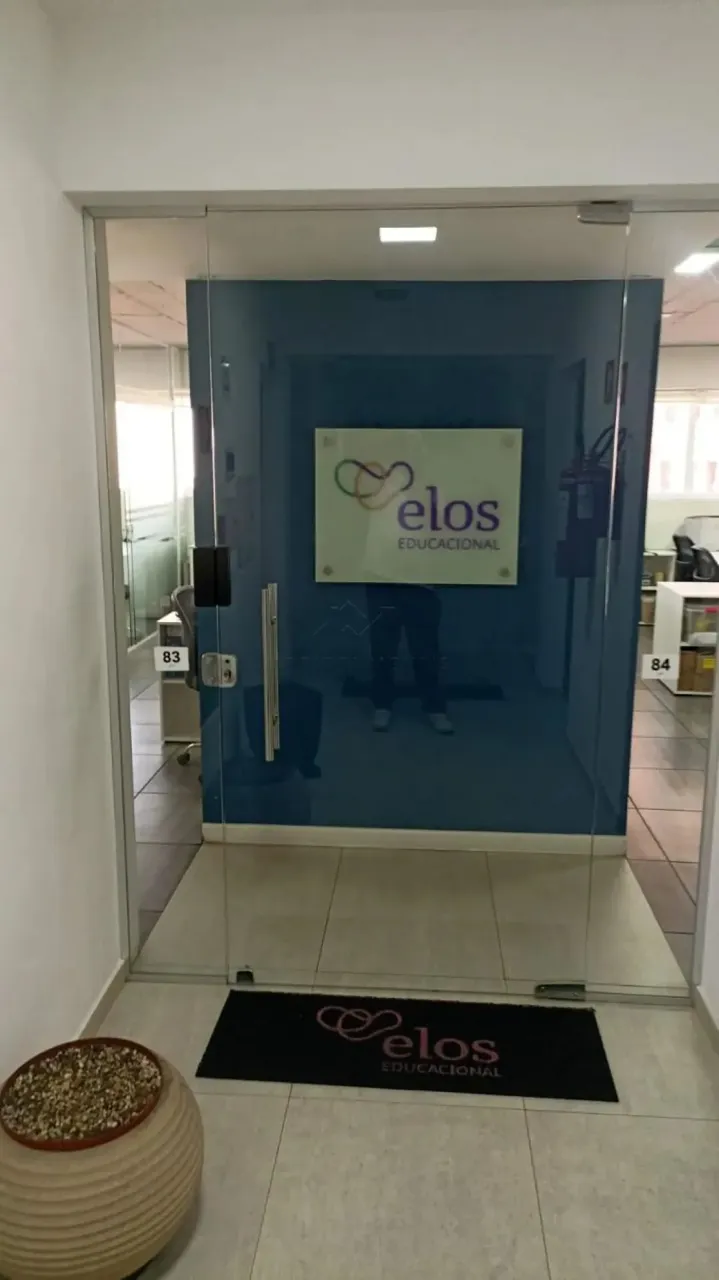 Sala para alugar no Centro comercias totalizando 75m²