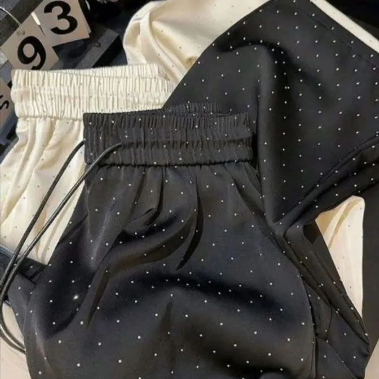 Calça feminina preta com strass tecido tipo seda veste M ao G<br> - Foto 3