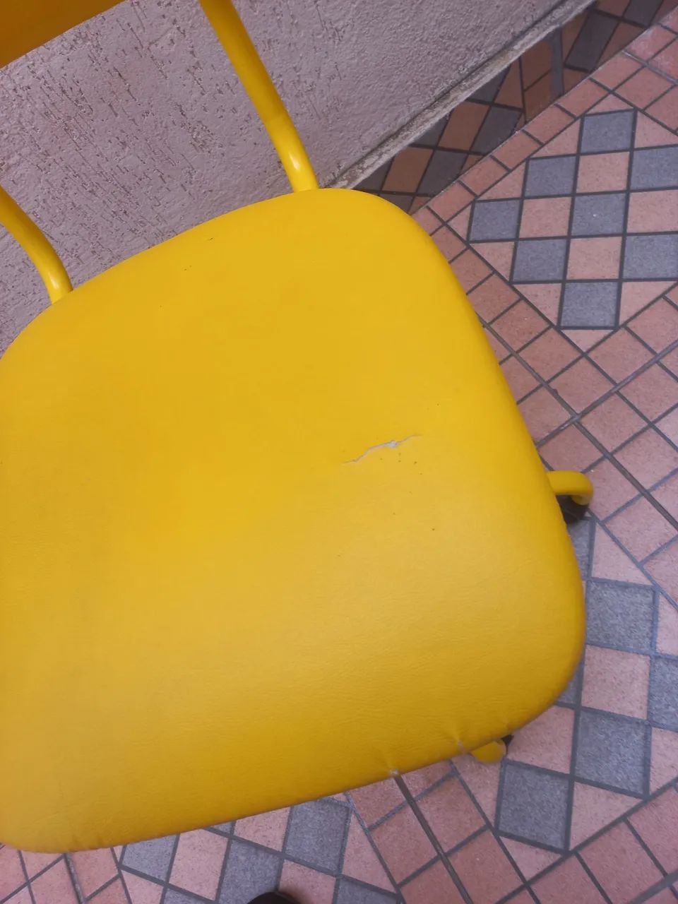Cadeira amarelo Giratória,  ajuste de altura e com rodinhas  - Foto 5