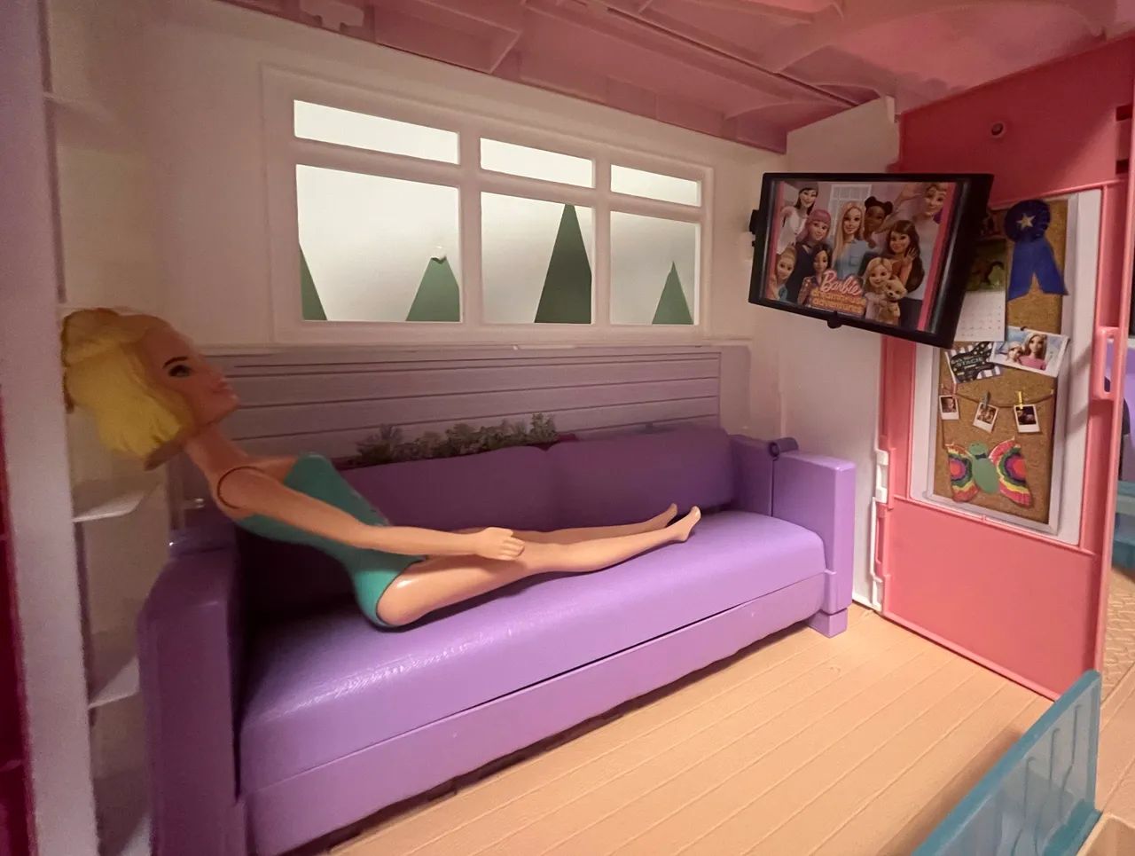 Casa da Barbie original com todas as peças da casa e mais duas barbies - Foto 4